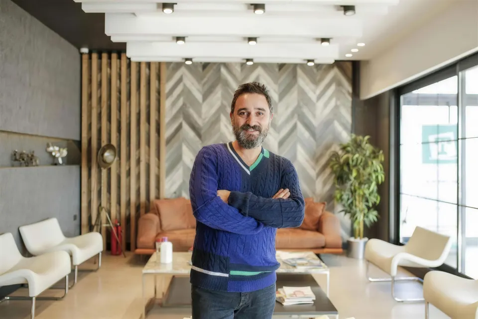 Kliniğin bekleme salonu — tanıtım filmi kapağı.